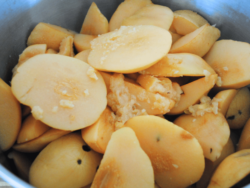 Slow cooker quince paste recipe (dulce de membrillo)